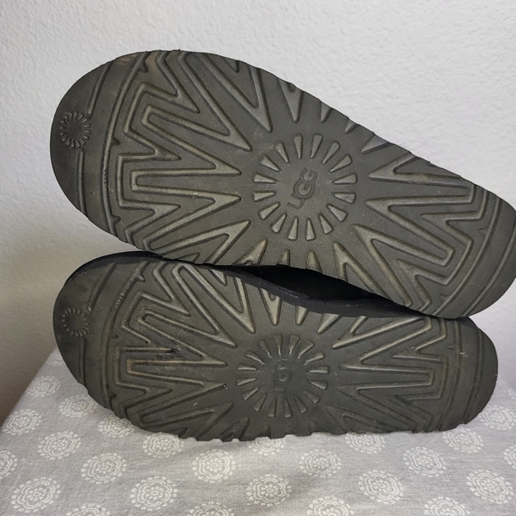 UGGs Low Top Shearling Ankle Boots in Black size 6 - Picture 9 of 11